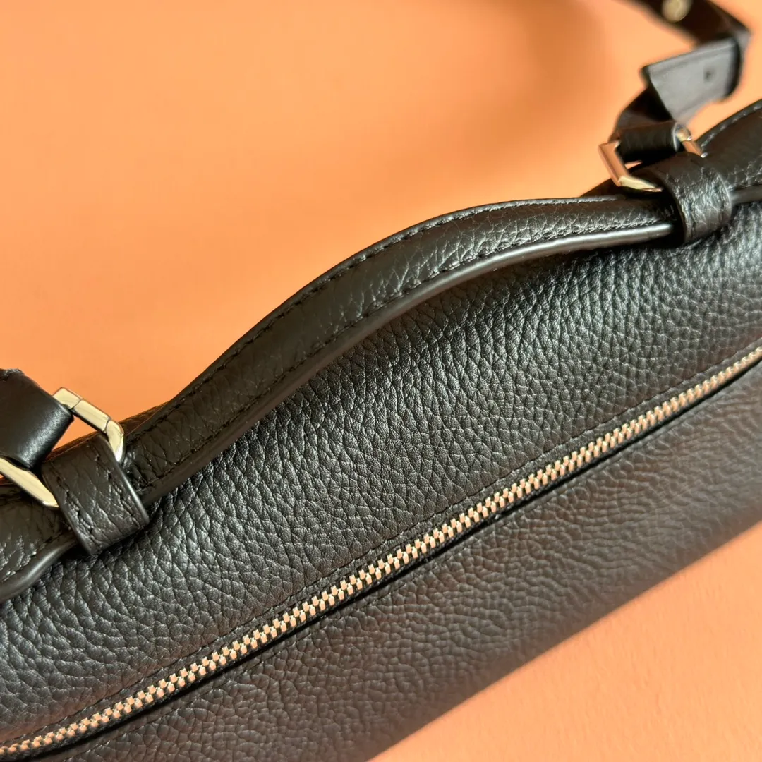p1160💋💋💋【Original leather configuration counter complete set of packaging】 𝐋𝐨𝐫𝐨 𝐏𝐢𝐚𝐧@ Extra pocket L19 series handbag/crossbody bag, all steel, the most comfortable life is the undefined life, just like loro The material design of pian@ does not require complicated design styles. The simple and soft outline is elegant and durable, like an exquisite cosmetic case, which perfectly balances appearance and functionality. The leather is delicate and feels as soft as butter. The small bag has a large capacity. It is not only portable with a thin shoulder strap, but can also be worn cross-body. Sisters who have a special liking for minimalist style can buy it. It is simple and versatile. The simpler, the more different. Stars and Instagram celebrities are all planting it. There are two sizes of 19 cm and 27 cm. One is exquisite and casual, and the other is elegant and grand. Size: Small: length 19×width 7×height 12cm (